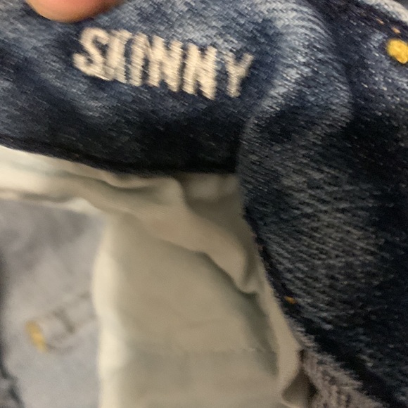 Hi i am selling my American Eagle size 6 long skinny stretch jeans barely worn. - Picture 5 of 6